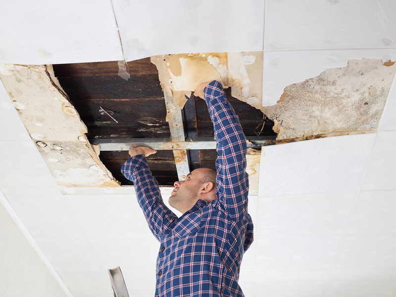 Repairing the ceiling that has damaged drywall
